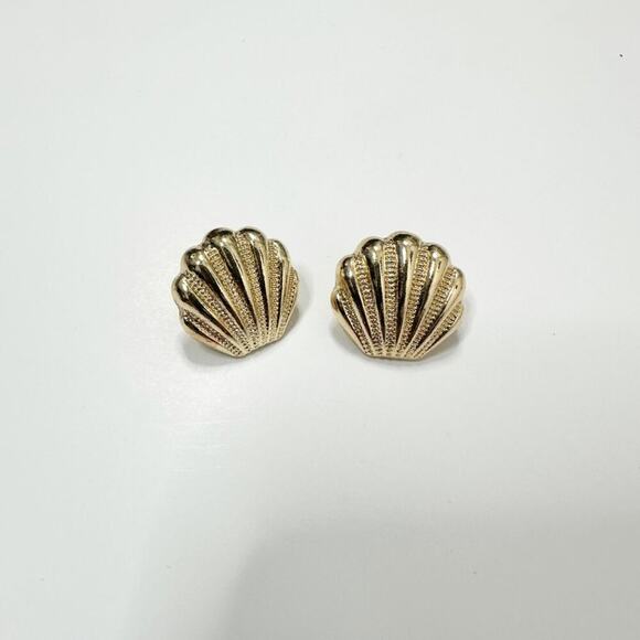 2/$30 NEW Dainty Delicate Sea Shell Earrings Gold or Silver Post Stud Backs 130 - Picture 6 of 15